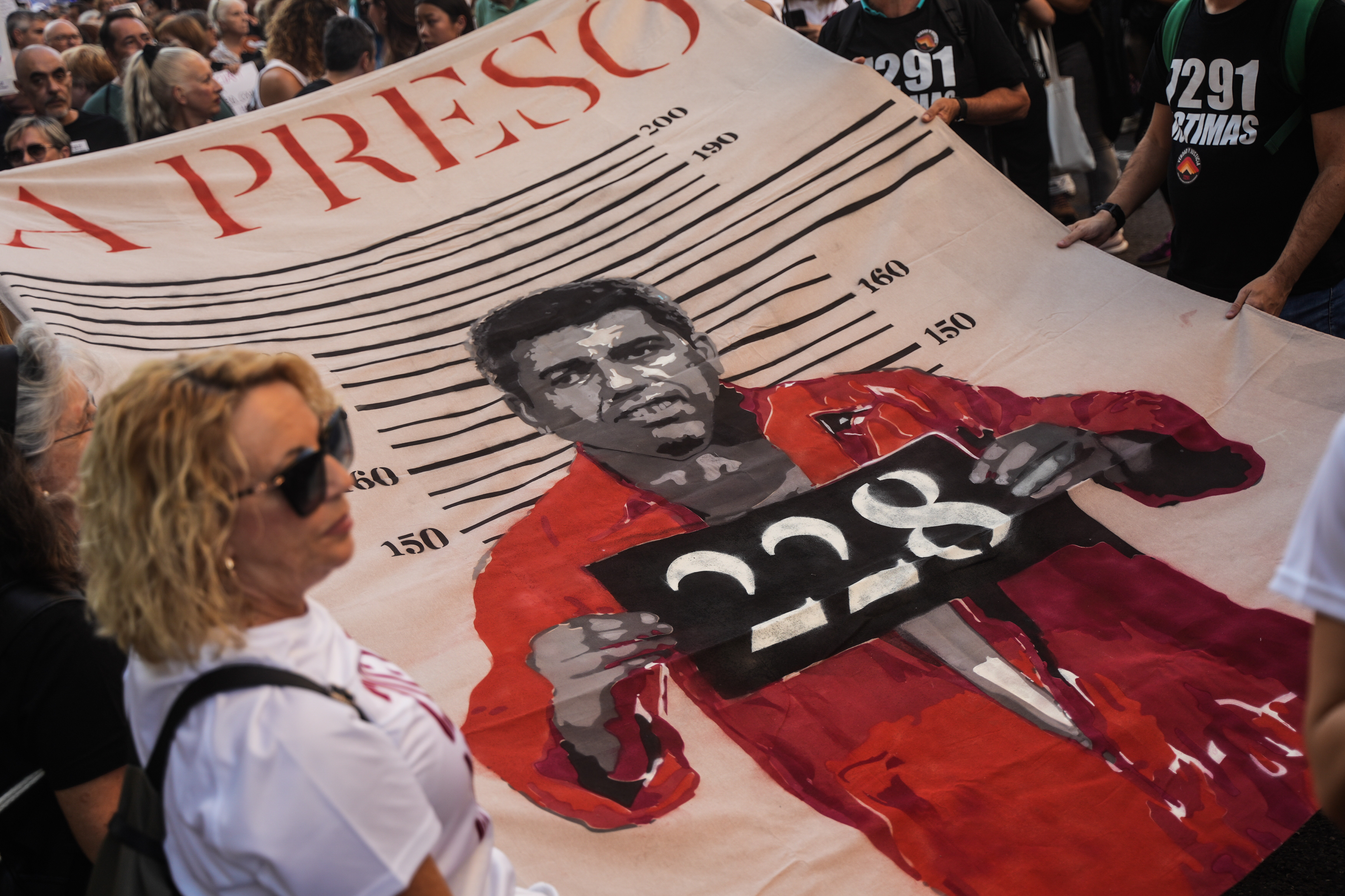 Sute de persoane s-au adunat la Valencia pentru a aduce un omagiu victimelor inundaţiilor din octombrie 2024