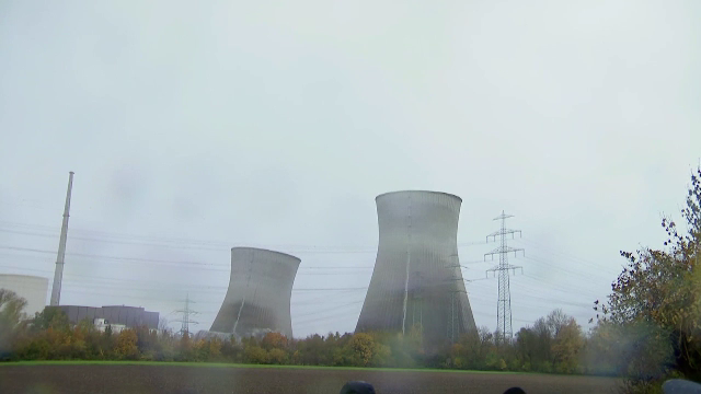 Două turnuri de răcire ale unei foste centrale nucleare din Germania, doborâte în doar câteva secunde. Imagini spectaculoase
