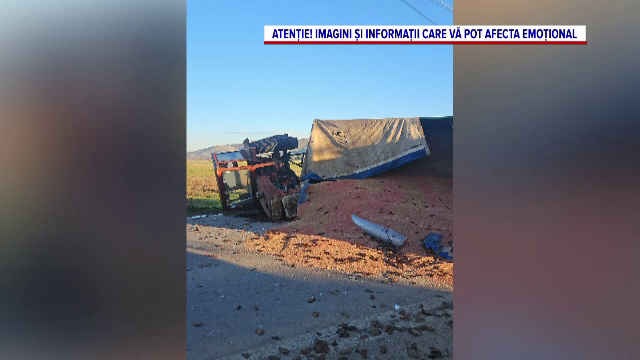 Un șofer a fost decapitat după ce a intrat pe contrasens și s-a izbit de un tractor în Tulcea. Pasagerul a fost dus la spital