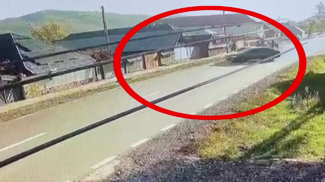 Un șofer din Neamț a intrat cu mașina într-un gard după o depășire riscantă. Momentul a fost surprins de camere