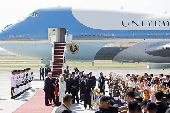 Moment inedit la sosirea lui Donald Trump în Malaezia. Președintele a dansat alături de localnici pe aeroport. VIDEO