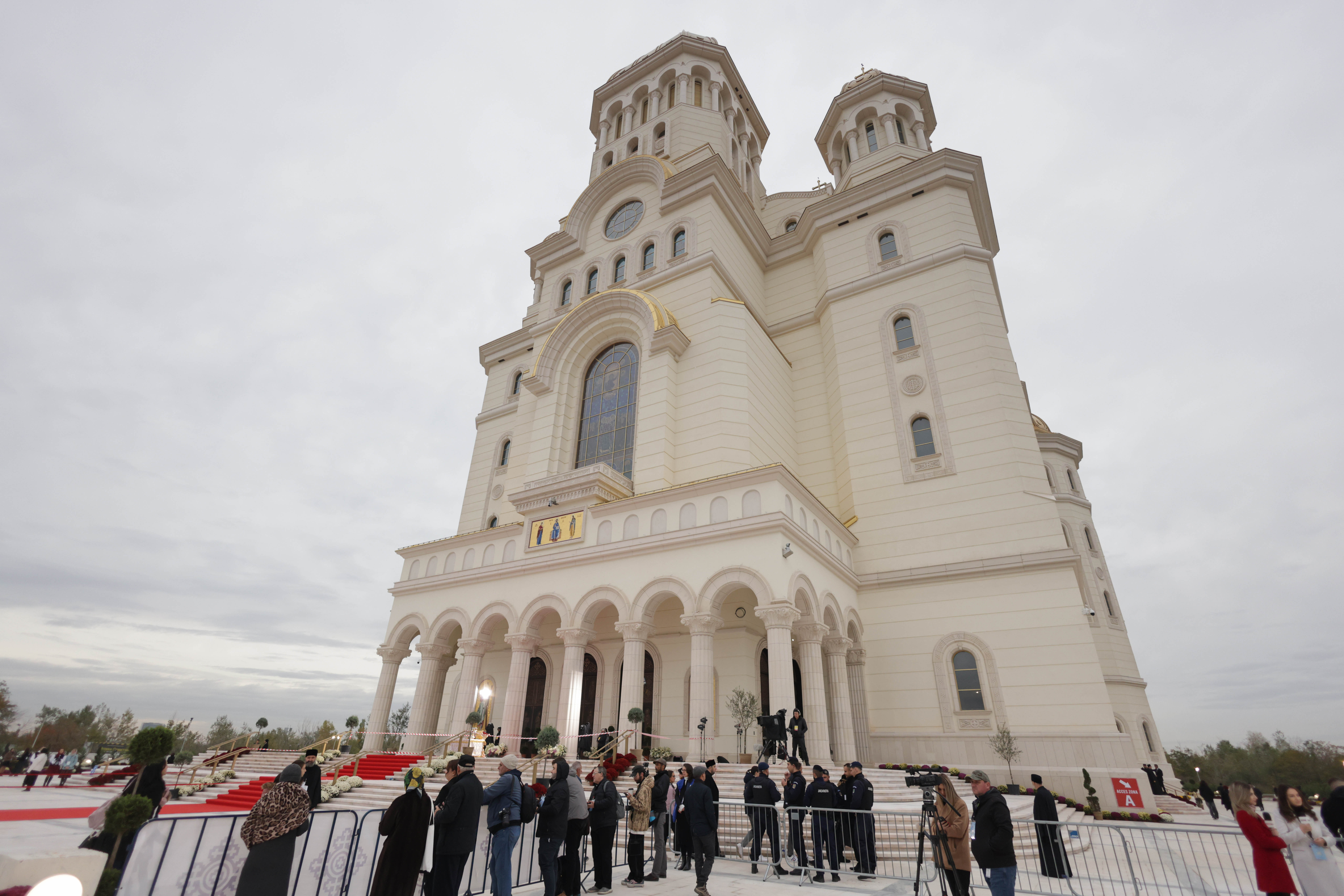 Credincioșii ortodocși din România, martori ai unui eveniment istoric: ceremonia de sfințire a picturii Catedralei Naționale