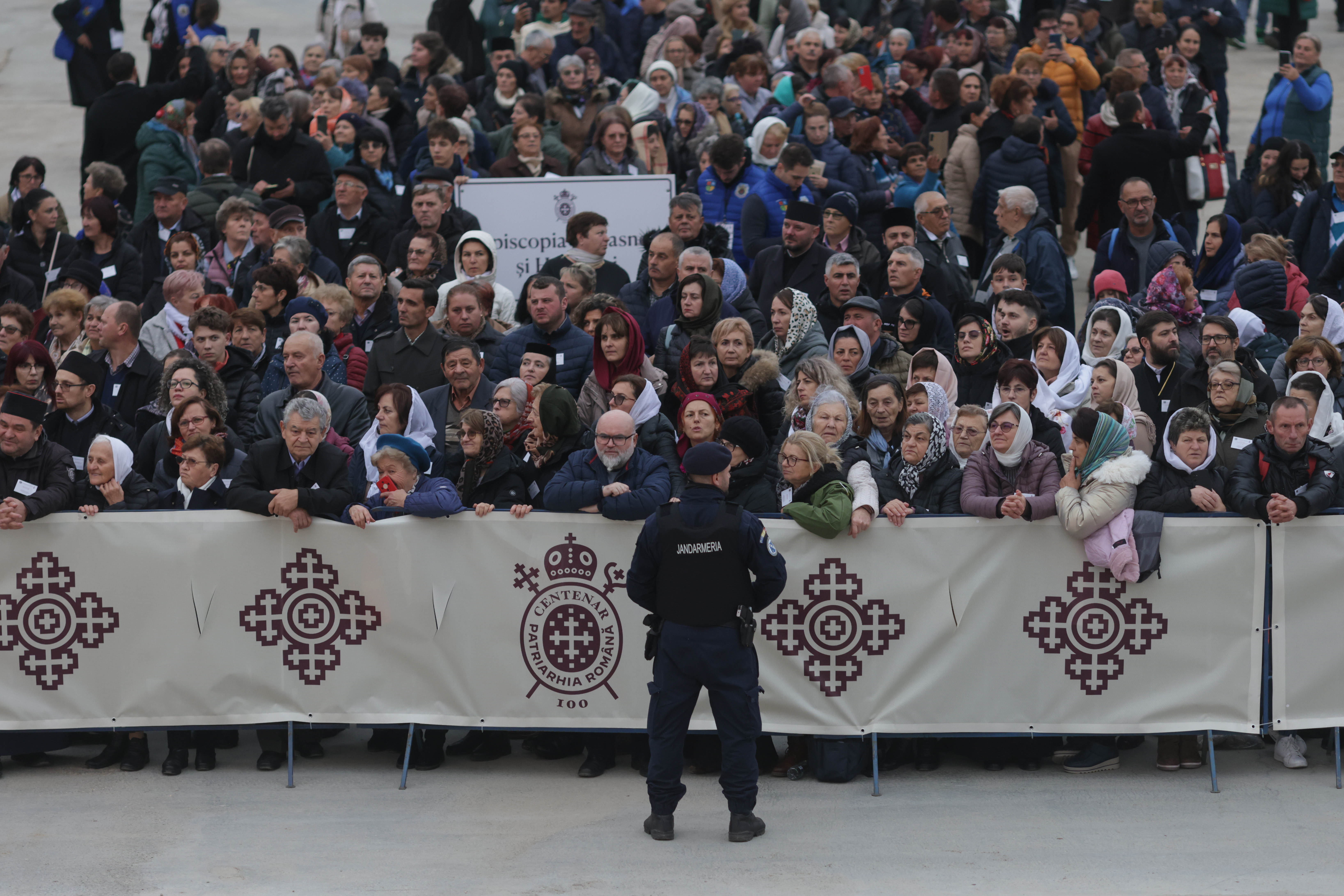 Incident la Catedrala Națională: un grup de credincioși a încercat să forțeze intrarea. Jandarmeria explică situația