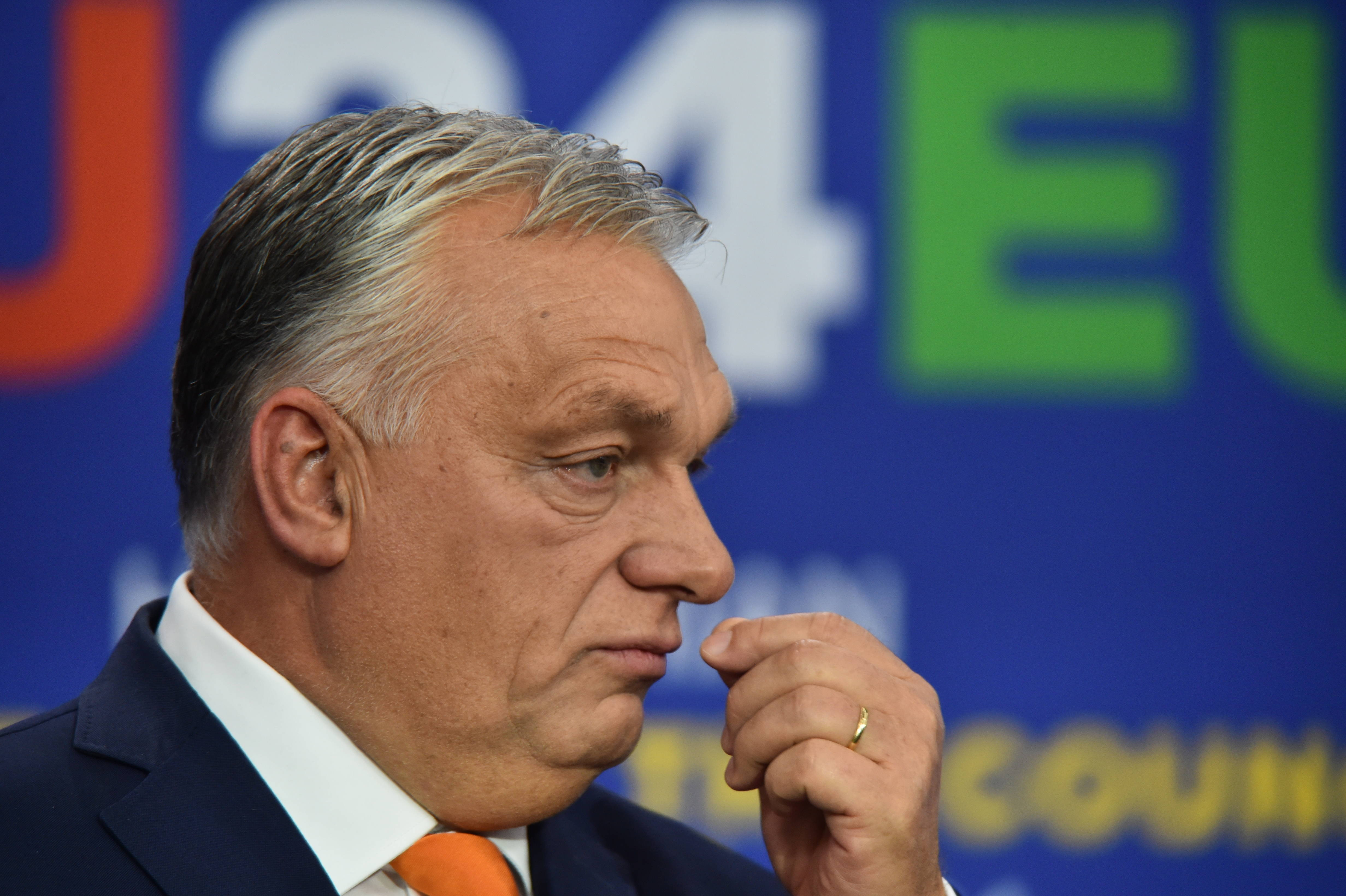 Viktor Orban s-a lăudat că e prieten cu Trump și cu Putin, iar acum își vede Ungaria aruncată în criză, înainte de alegeri