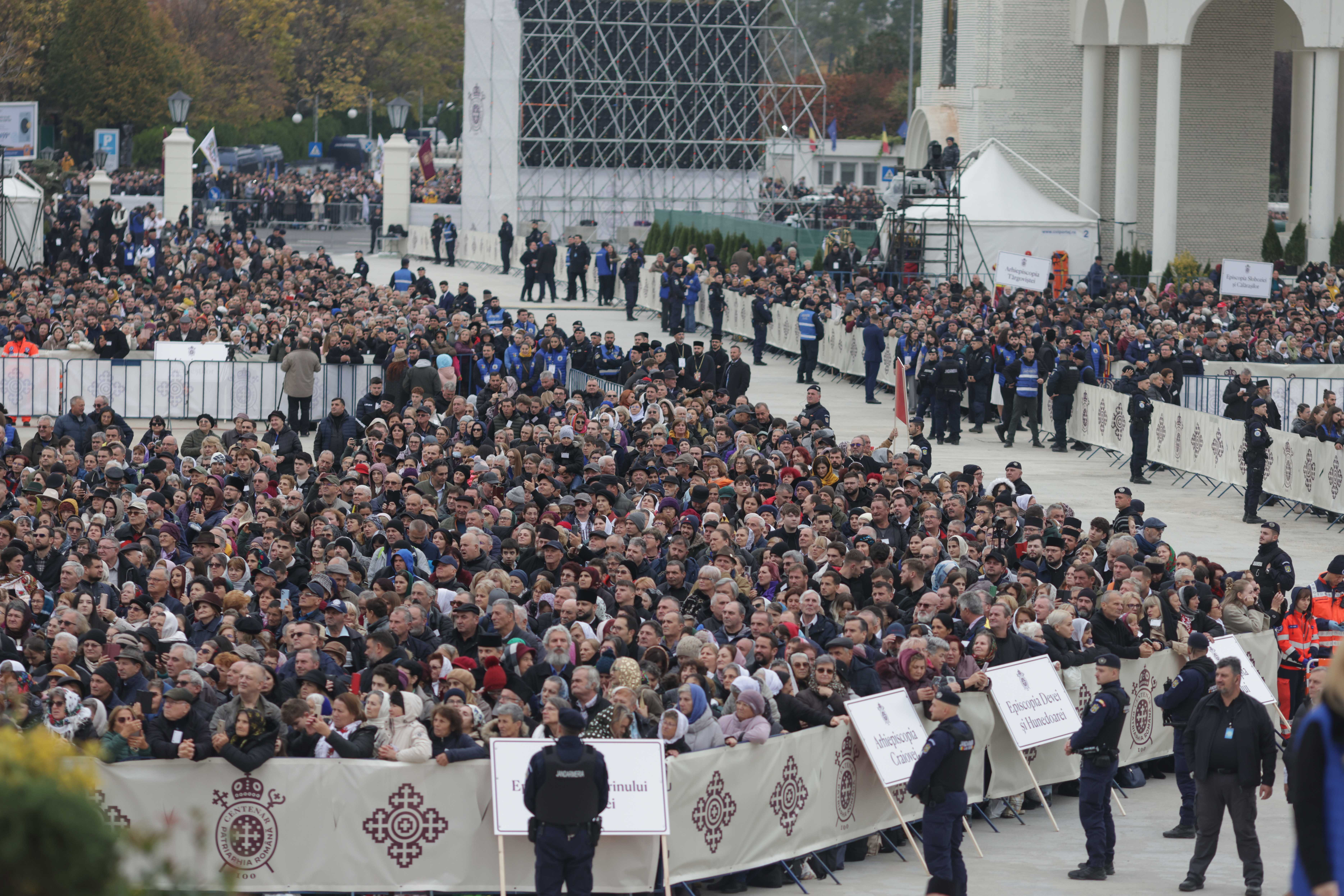 Un bărbat distribuia ziare legionare la sfințirea Catedralei Neamului. Ce a urmat