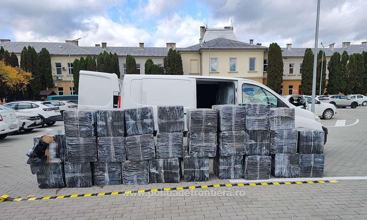 Ce au descoperit polițiștii din Maramureș într-o dubă urmărită în trafic. Valoarea mărfii depășește 100.000 de euro. FOTO