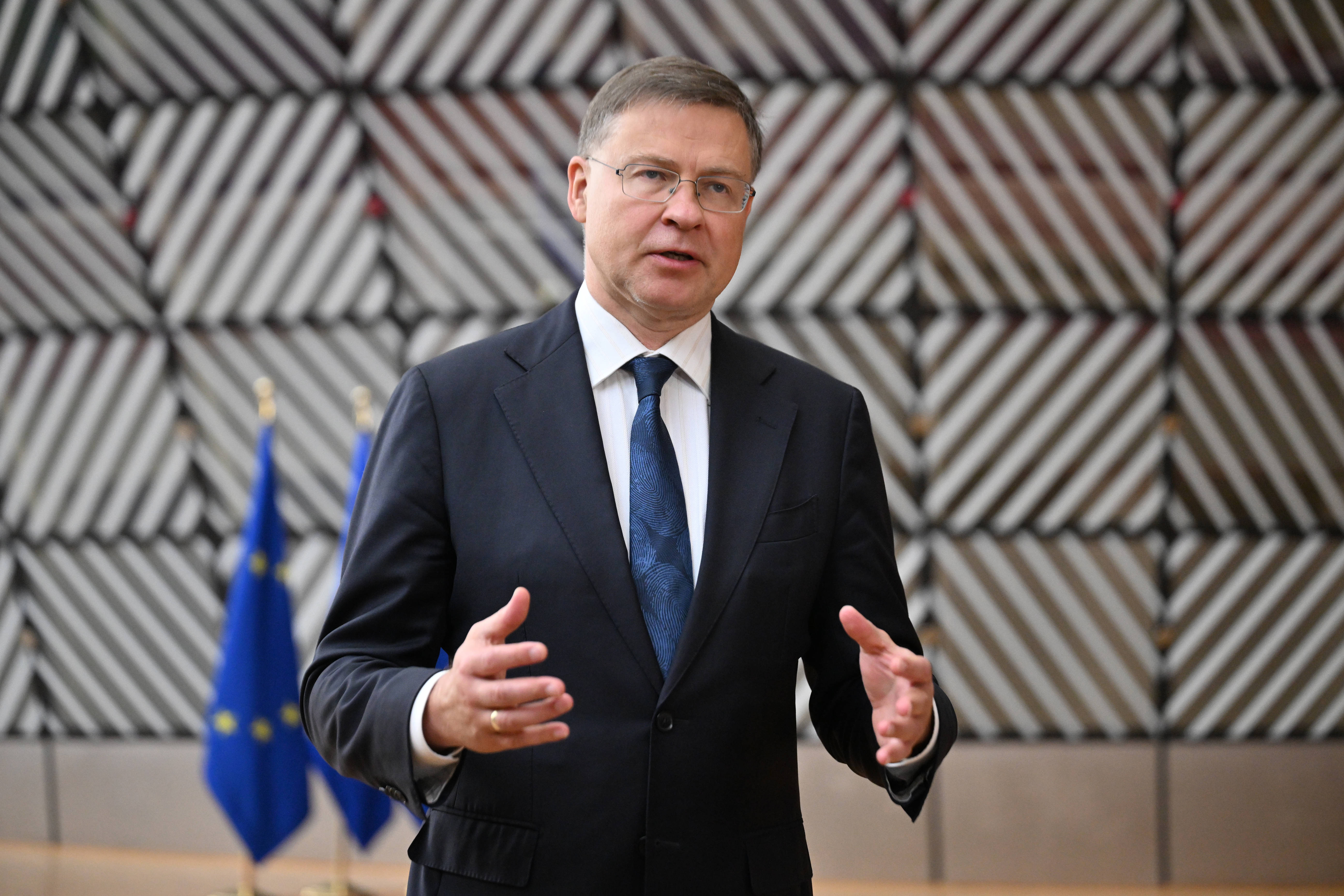 Comisarul european pentru economie vine în România. Se întâlnește cu președintele, premierul și guvernatorul BNR