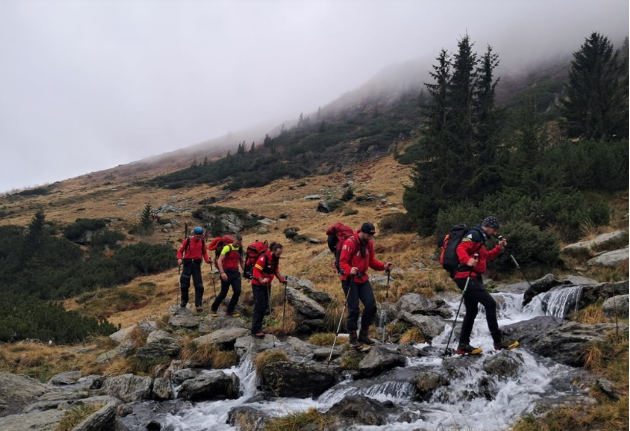 Încă un bărbat a murit pe munte, în Făgăraş, după ce a căzut 500 de metri. Pantele abrupte provoacă victime multiple