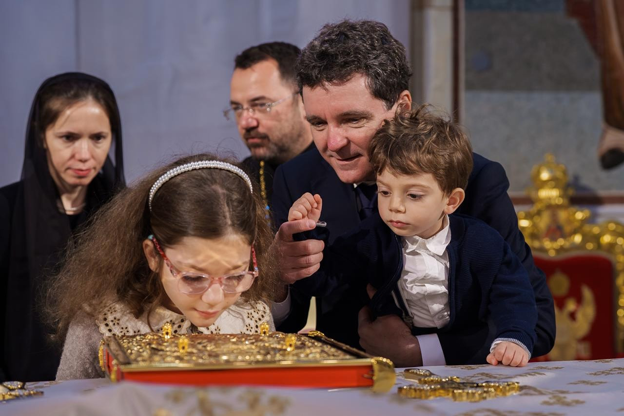 Fotografia publicată de președintele Nicușor Dan, după ce a participat cu familia la sfințirea picturii Catedralei Naționale