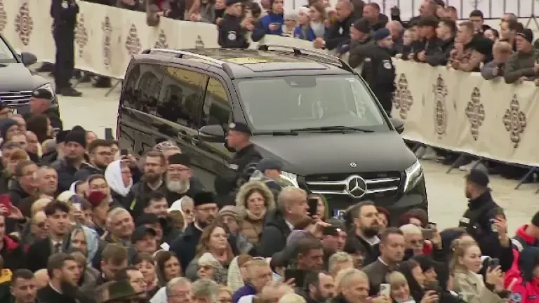 Fiul lui Nicușor Dan, Antim, le-a făcut poze preoților la slujba de sfințire a picturii Catedralei Naționale