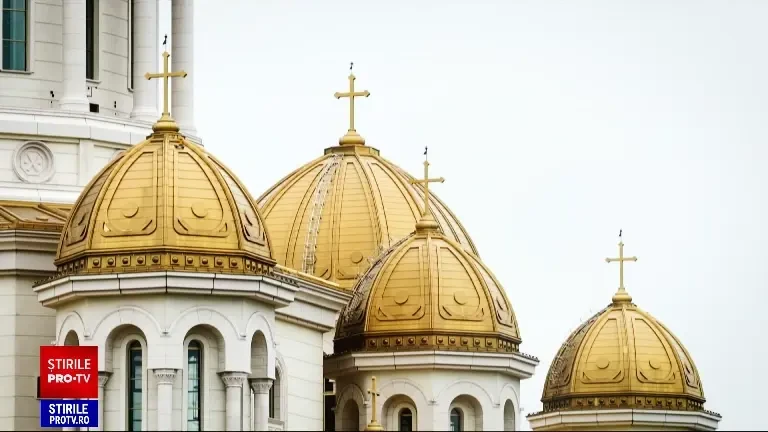 Credincioșii ortodocși din România, martori ai unui eveniment istoric: ceremonia de sfințire a picturii Catedralei Naționale