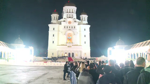 Oamenii au așteptat și noaptea pentru a intra în Catedrala Națională. ”Arată că și noi, românii, putem realiza ceva măreț”