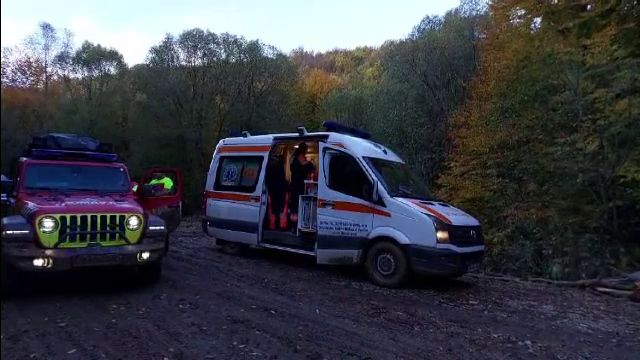 Bărbatul salvat cu greu dintr-o pădure în Mehedinți a murit la spital. Doborât de o creangă