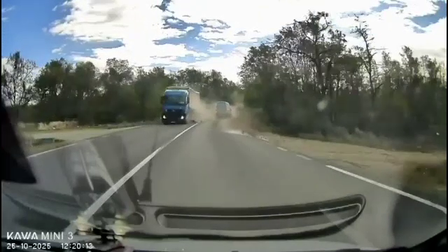 Accident între două dube și un TIR, surprins de camera de bord a unui polițist din Mehedinți. Ce a urmat