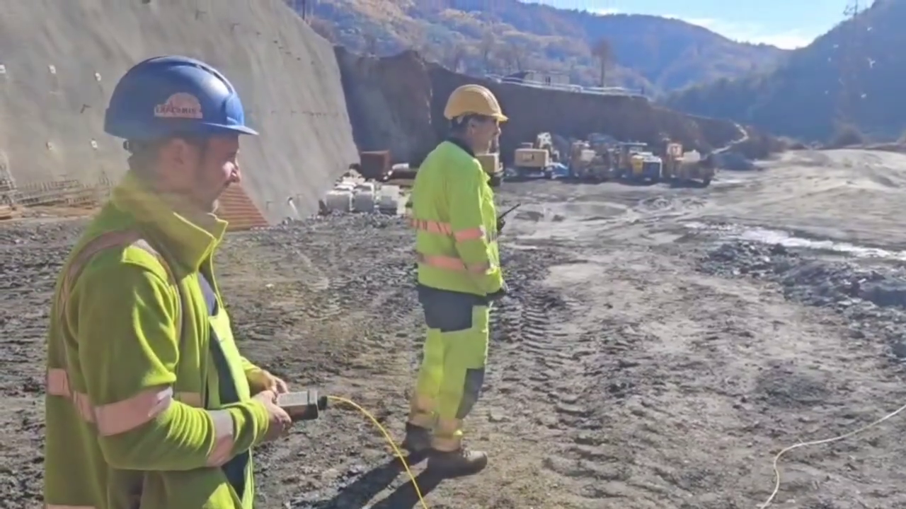 Au început dinamitările pentru tunelul Robești, pe Autostrada Sibiu–Pitești. Muncitorii sapă în 900 de metri de rocă. VIDEO