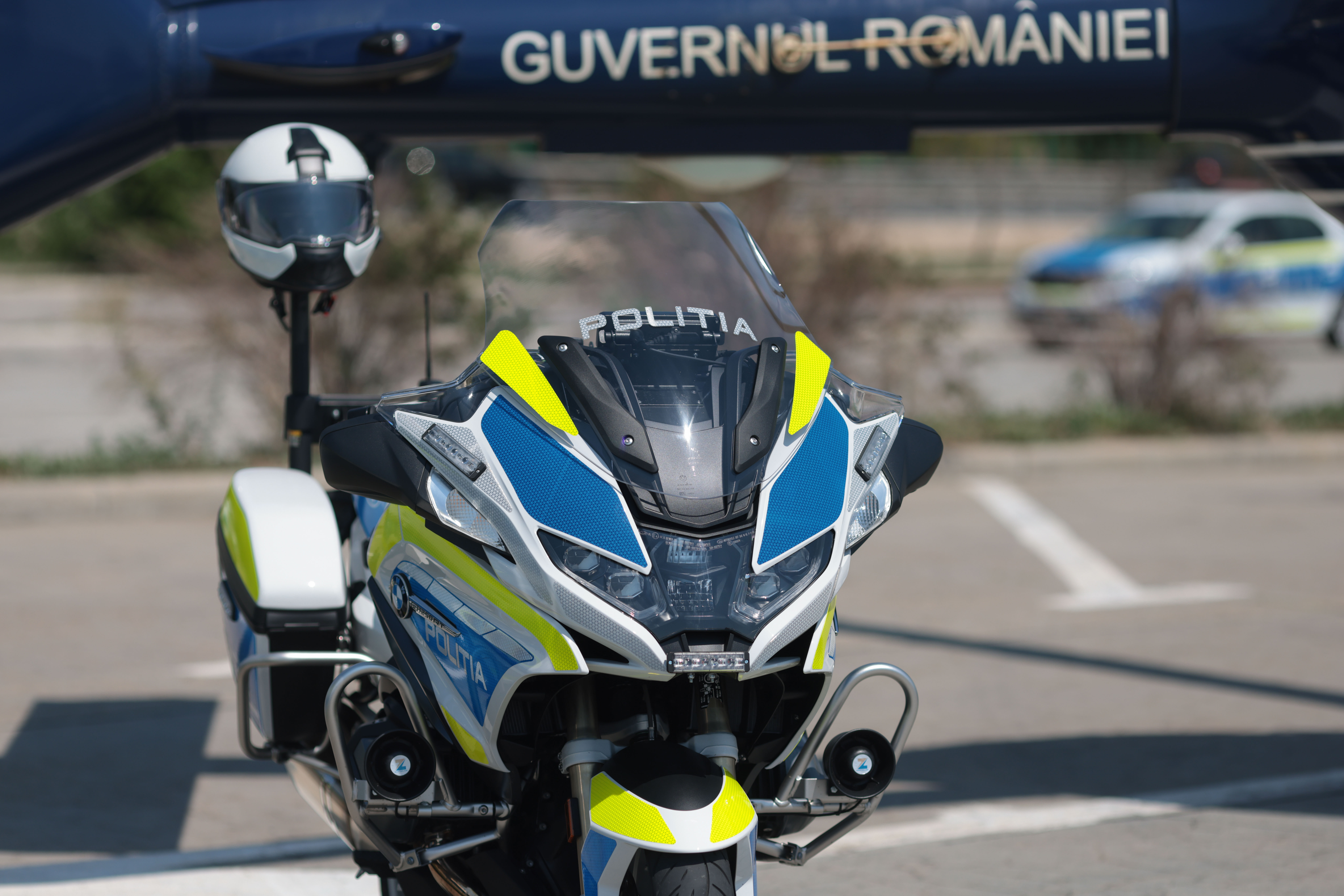 O tânără din Botoșani a acroşat o motocicletă a Poliţiei Rutiere. Ea a fost amendată și s-a ales și cu permisul suspendat