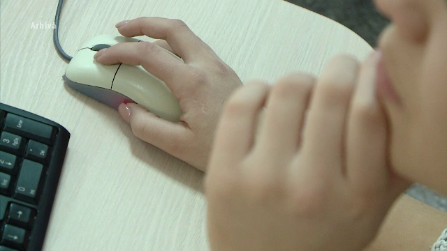 Reacțiile elevilor din Iași care și-au găsit profesoara pe site-uri de videochat: „Este o femeie frumoasă, tânără, dar păcat”