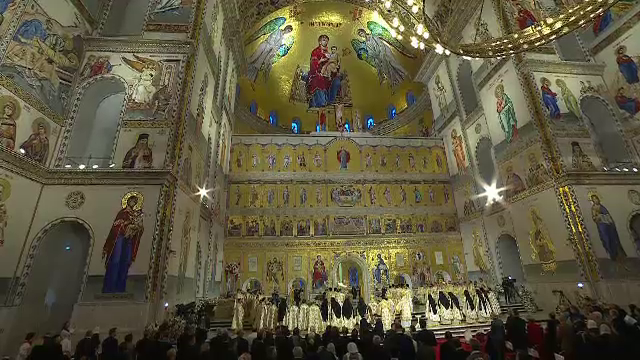 Obiceiul unic în ortodoxie care a avut loc la sfințirea Catedralei Naționale. Enoriașii au intrat în „inima bisericii”