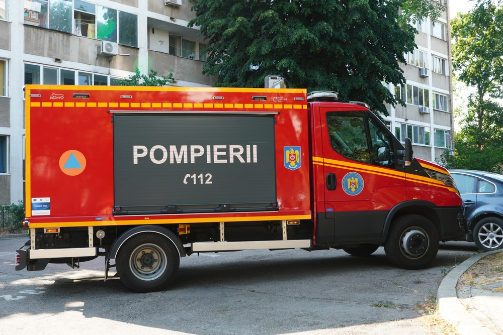 Un incendiu a izbucnit într-un bloc din județul Hunedoara. Zeci de locatari au fost evacuați