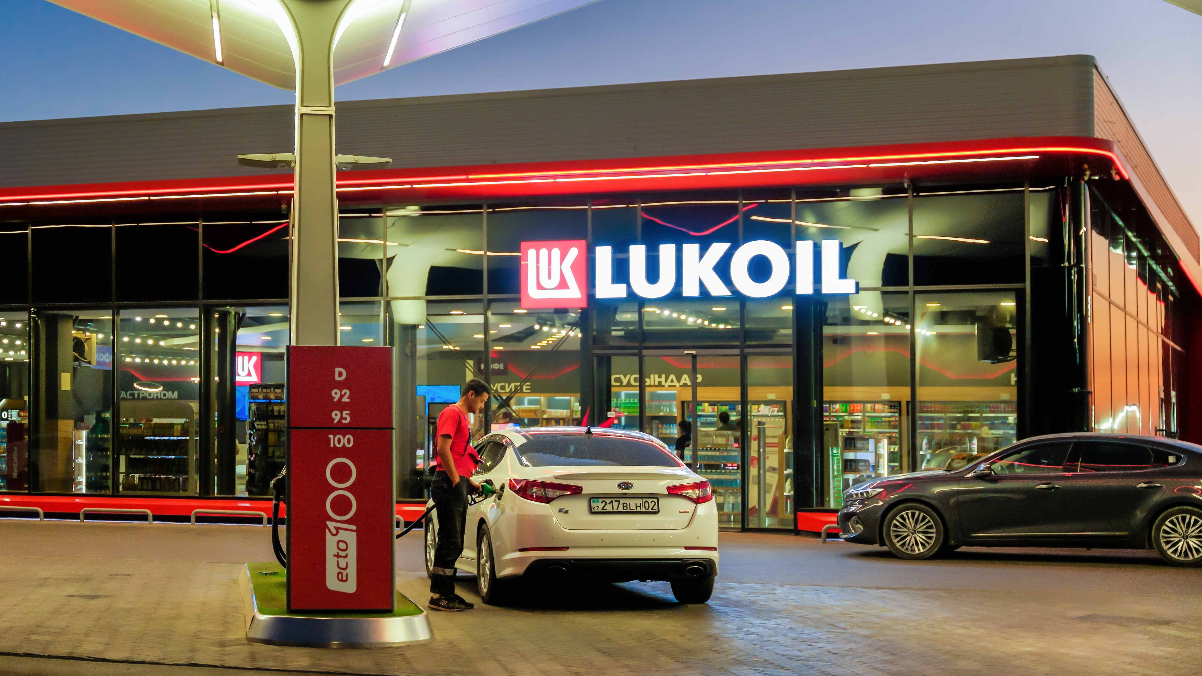 Fostul proprietar al uneia dintre cele mai mari platforme de filme pentru adulți este interesat să cumpere activele Lukoil