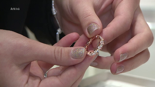 Metoda bijuteriilor. Cum a fost păcălită o craioveancă de o escroacă ce i-a spus că vrea să-i dea de pomană niște podoabe