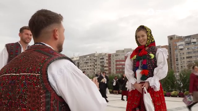 Cerere în căsătorie la Catedrala Națională. Credincioșii vin cu emoție să se închine: ”Să aducem puțin din dragostea noastră”