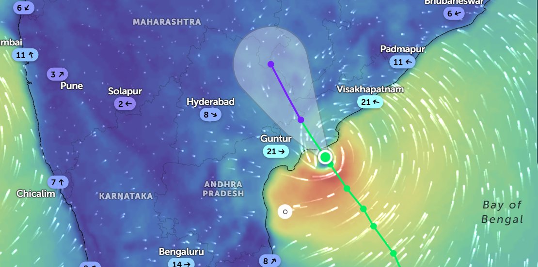 India se pregăteşte pentru un puternic ciclon. Autoritățile au închis școlile și au evacuat zeci de mii de oameni
