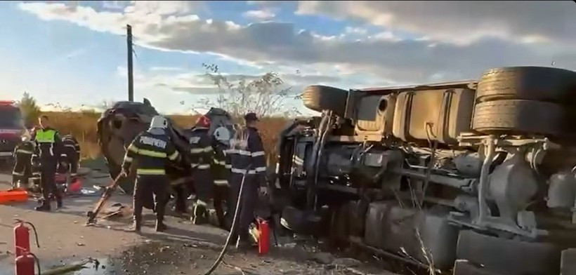 Încă o tragedie pe „drumul morții”. Un BMW care depășea pe linie continuă a fost spulberat de un TIR