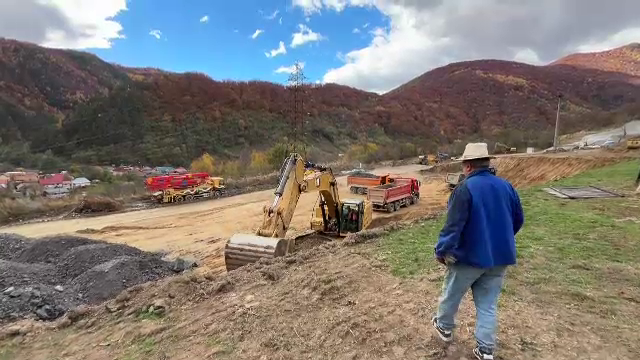 Tunelurile autostrăzii Sibiu-Pitești sunt „săpate” cu explozibil. Constructorii lucrează non-stop pentru finalizare