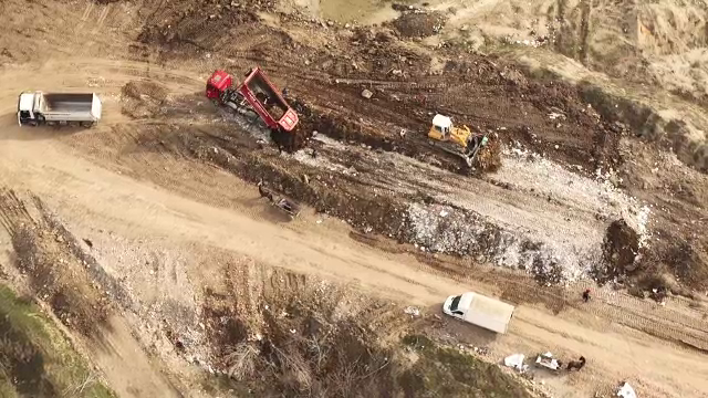 „Regii molozului”. Cum se îmbogățesc firmele care transformă râul Argeș într-o groapă de gunoi