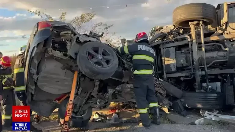 Încă o tragedie pe „drumul morții”. Un BMW care depășea pe linie continuă a fost spulberat de un TIR