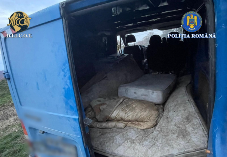 Români ținuți ca sclavi de o familie din Iași. Le-au luat actele, i-au „cazat” într-o dubă și i-au pus la muncă