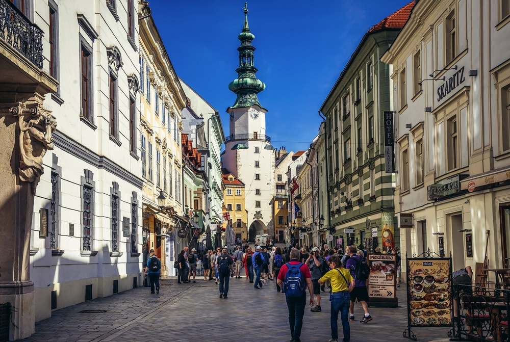 Slovacia impune limită de viteză pentru pietoni. Nu au voie să meargă cu mai mult de 6 km/h