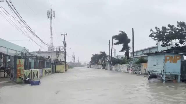 Distrugerile provocate uraganul Melissa au atins niveluri "nemaivăzute". Câte vieți a luat până acum puternica furtună