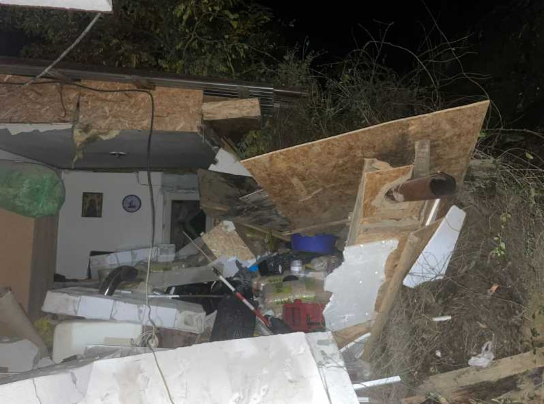 Un mal de pământ s-a prăbușit peste o casă, în județul Tulcea. Un bărbat a fost prins sub dărâmături