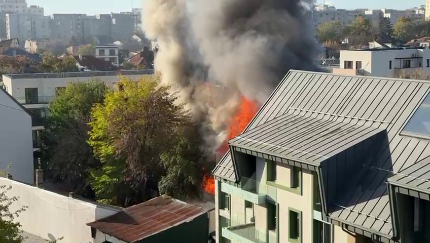 Incendiu la o casă din Sectorul 2 din București. Un bărbat are arsuri în zona feței. VIDEO