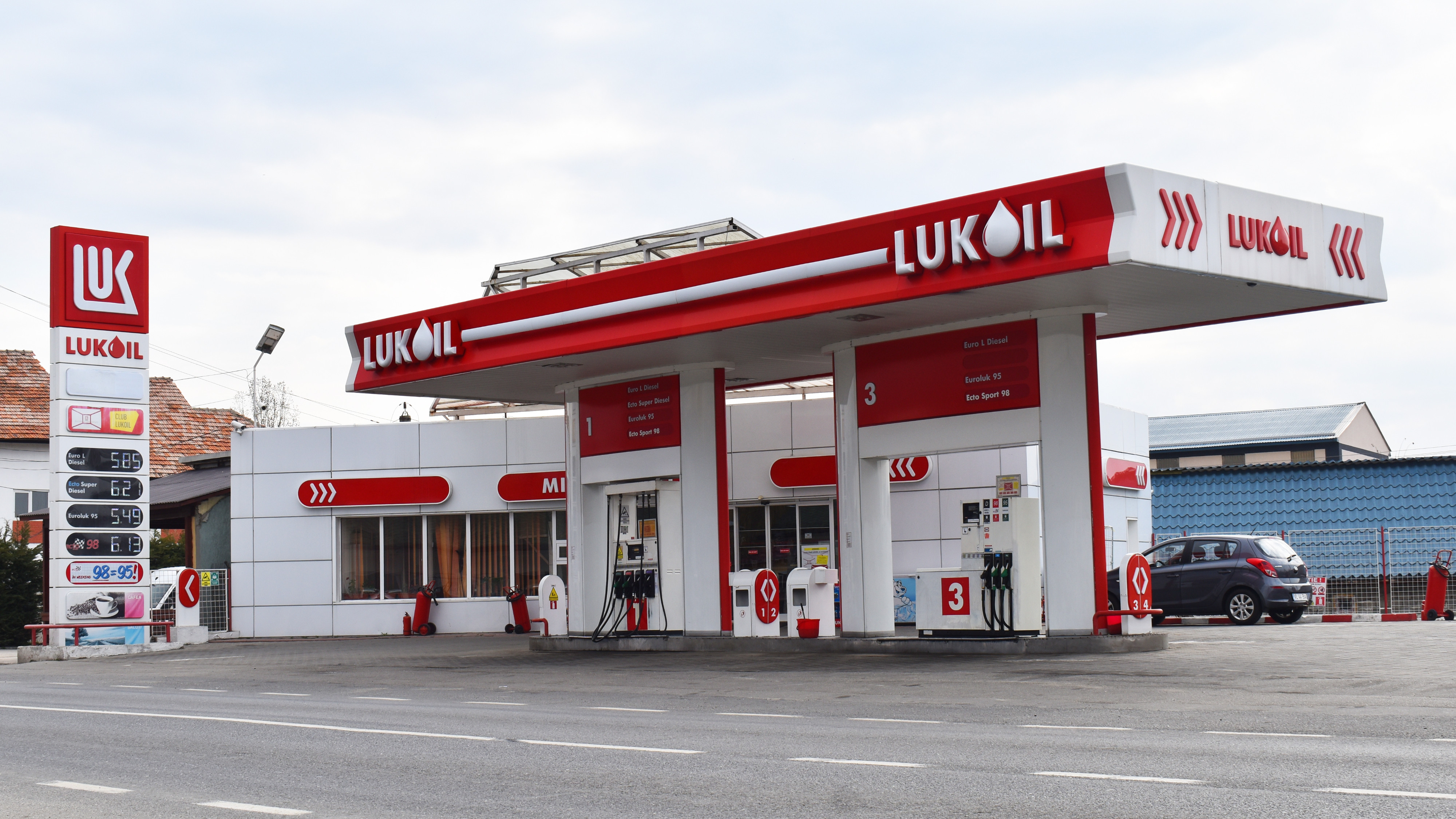 Cum a răspuns Isărescu atunci când a fost întrebat dacă oprirea rafinăriei Lukoil poate duce motorina la 9 lei pe litru