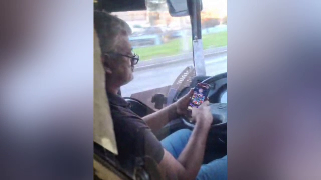 Ce spune STB despre șoferul de autobuz prins când se juca pe telefon la volan, cu peste 100 de pasageri în vehicul