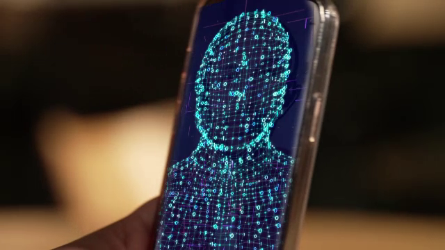 Un român a fost sunat de escroci care i-au furat chipul și vocea și apoi l-au șantajat cu un video fals creat cu IA