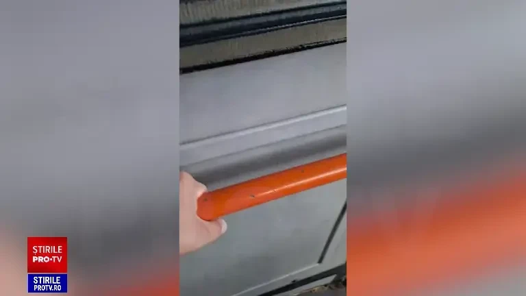 Șofer STB prins la volan în timp ce juca la „păcănele” pe telefon. Conducerea a declanșat o anchetă. VIDEO