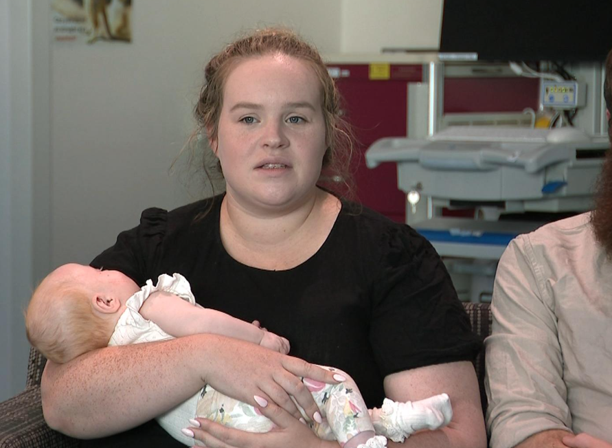 Un bebeluș a suferit arsuri grave pe față, într-o zi ploioasă, de la razele UV. Mama, din Australia, lansează un avertisment