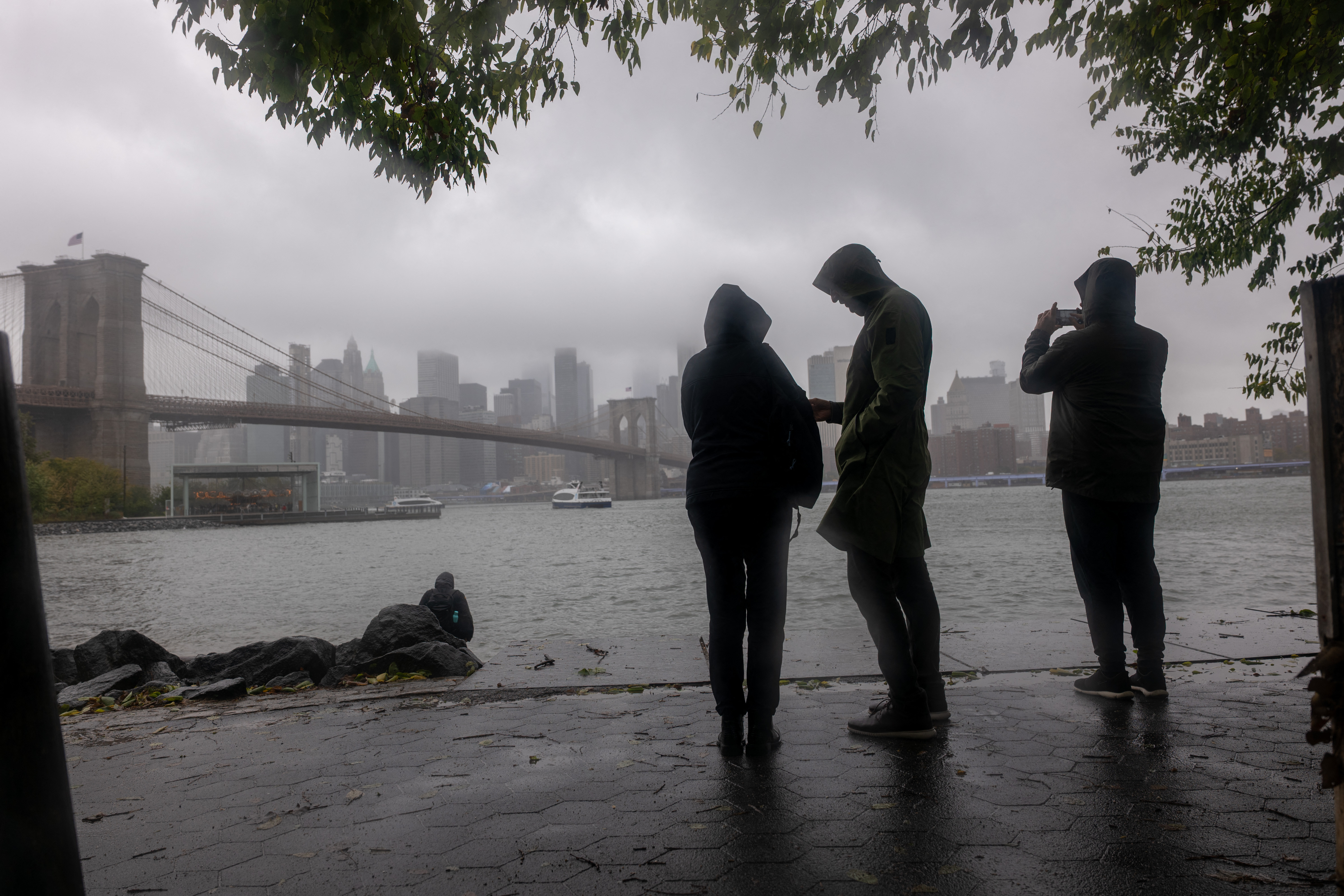 Doi morţi şi zboruri perturbate la New York, în urma unor ploi torenţiale. VIDEO