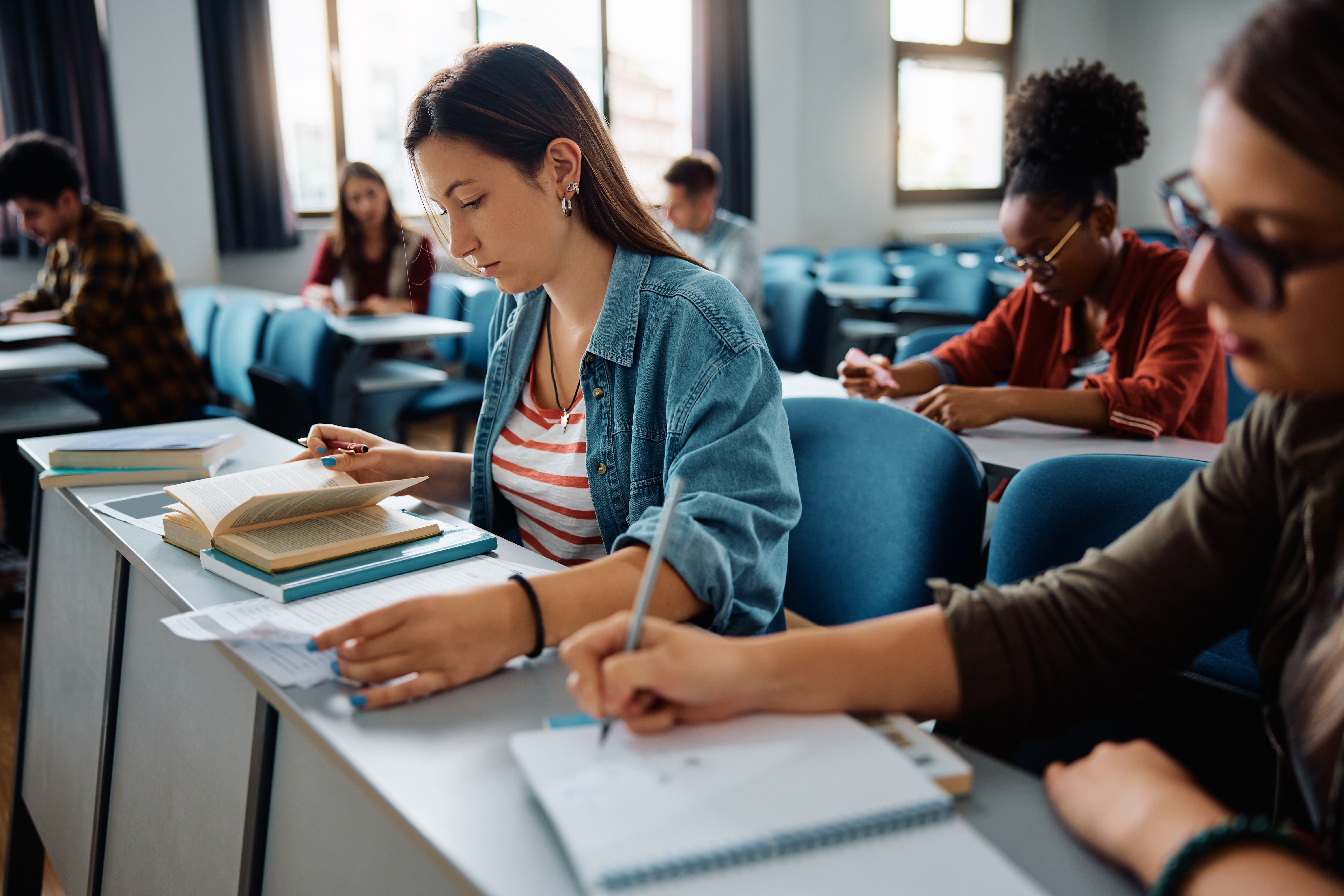 Țara unde vor să ajungă cei mai mulți tineri români care plănuiesc să studieze în străinătate. Ajutoarele oferite studenților