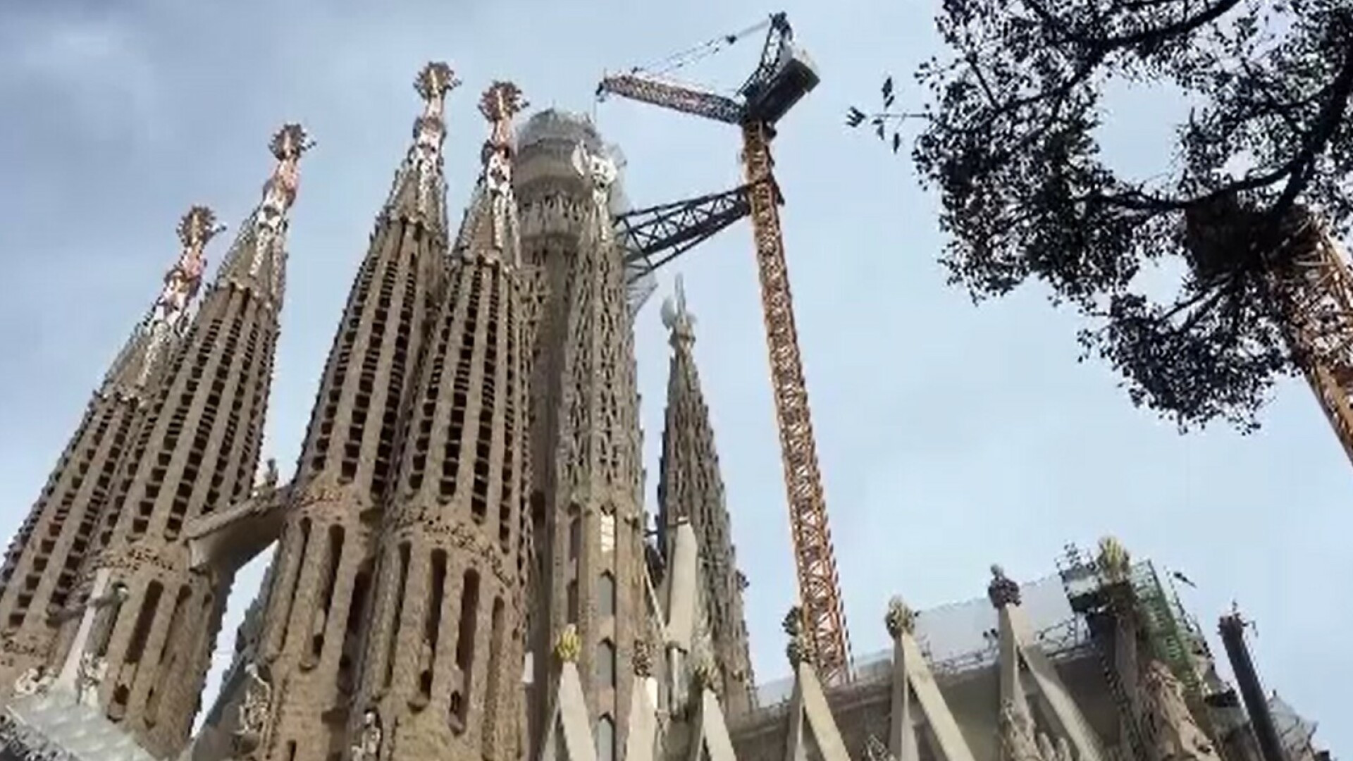 Ce înălțime are biserica Sagrada Familia din Barcelona și din ce perioadă datează