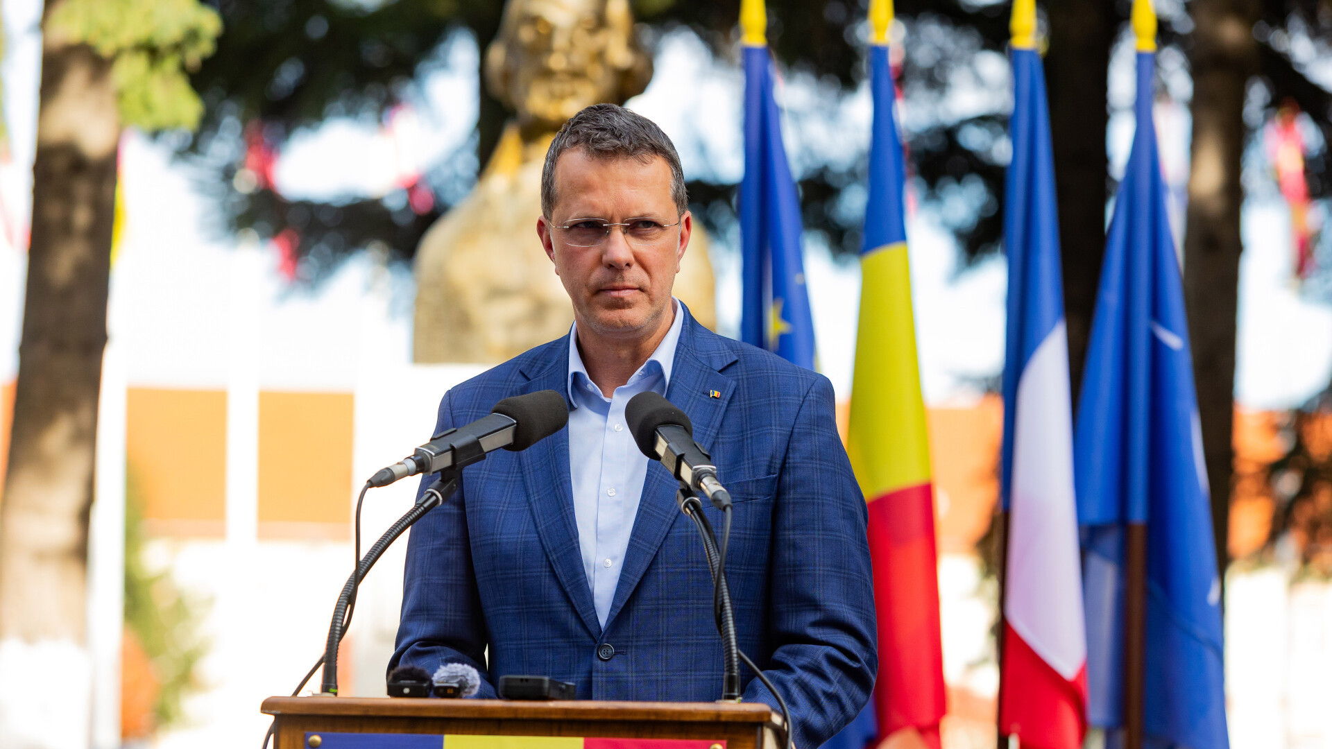 Moșteanu, șeful MApN, și-a dat demisia pe fondul scandalului privind studiile sale: „Fac acest gest cu asumare şi respect”