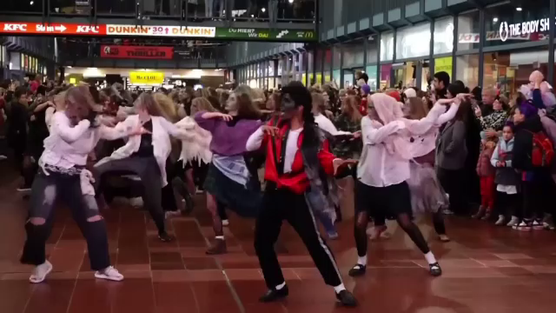 Gara din Hamburg a devenit scenă pentru peste 150 de tineri „zombi” care au dansat pe piesa „Thriller” | VIDEO