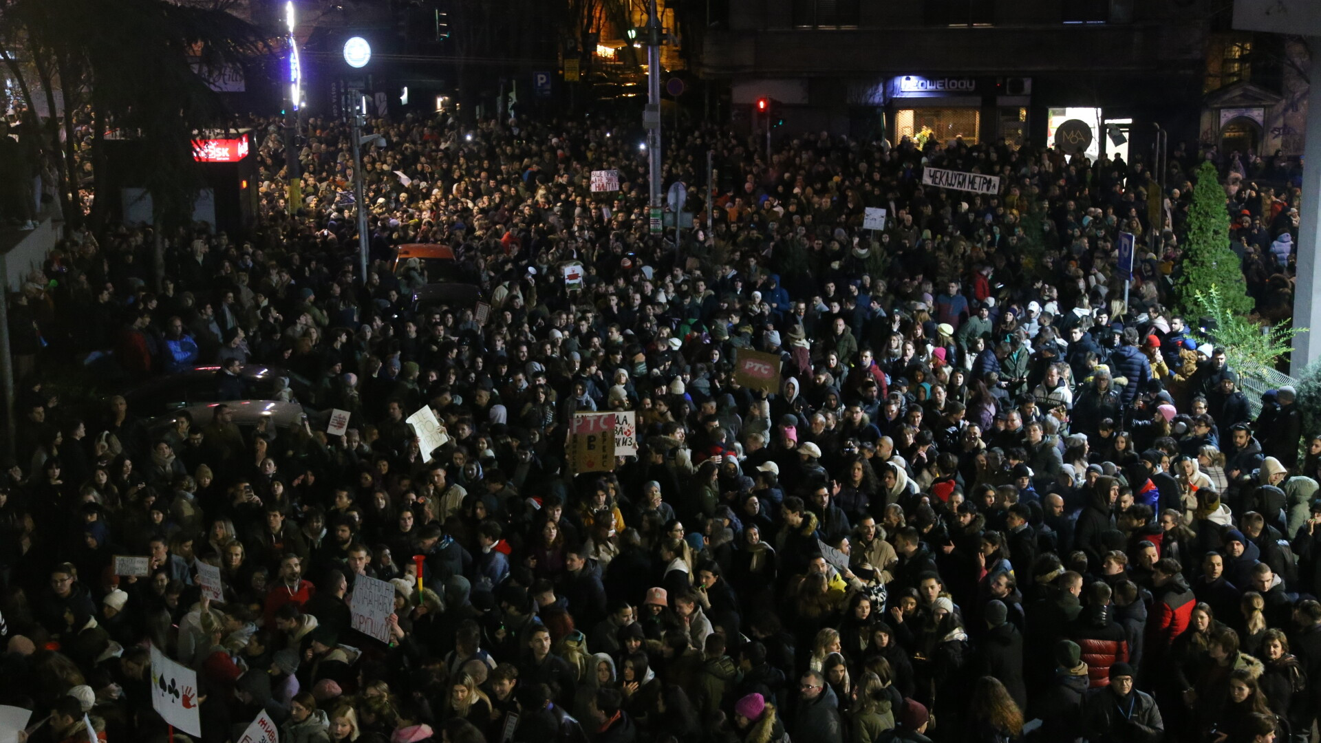 Un an de la tragedia din Novi Sad. Zeci de mii de sârbi au manifestat din nou în stradă împotriva președintelui Vucic