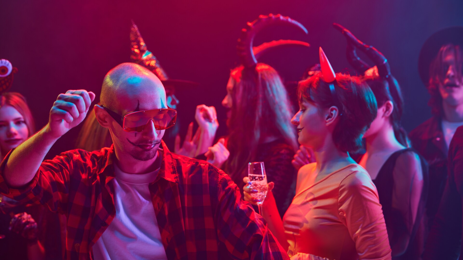 Mai multe persoane au leşinat brusc la o petrecere de Halloween din Germania. S-au plâns de stare de rău