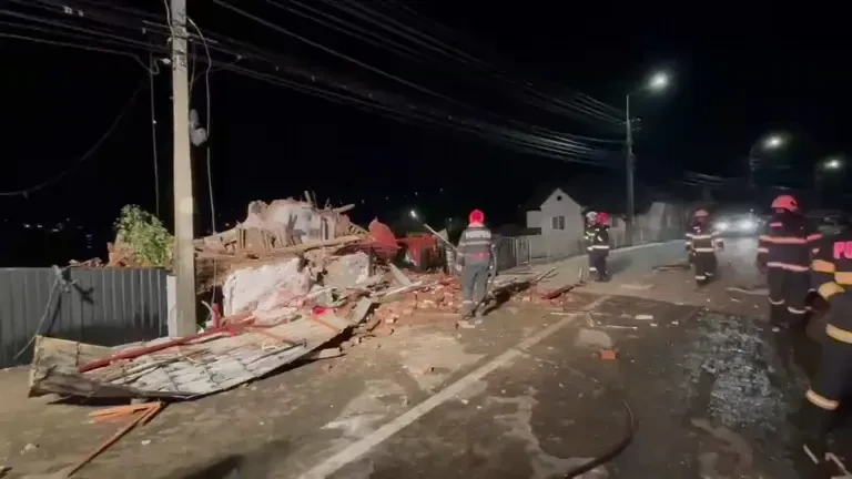 Explozie într-o casă din Dej, urmată de incendiu. Un bărbat, găsit decedat sub dărâmături
