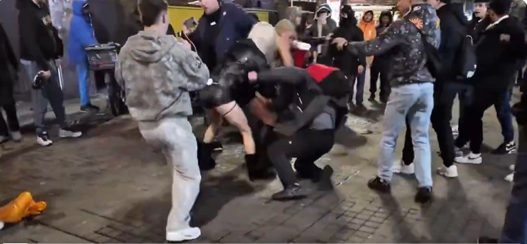 O bătaie violentă a izbucnit între mai multe persoane la o petrecere de Halloween din Manchester. VIDEO